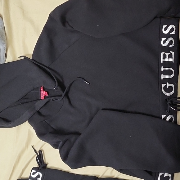 Guess crop hoodie and joggers - Picture 2 of 3